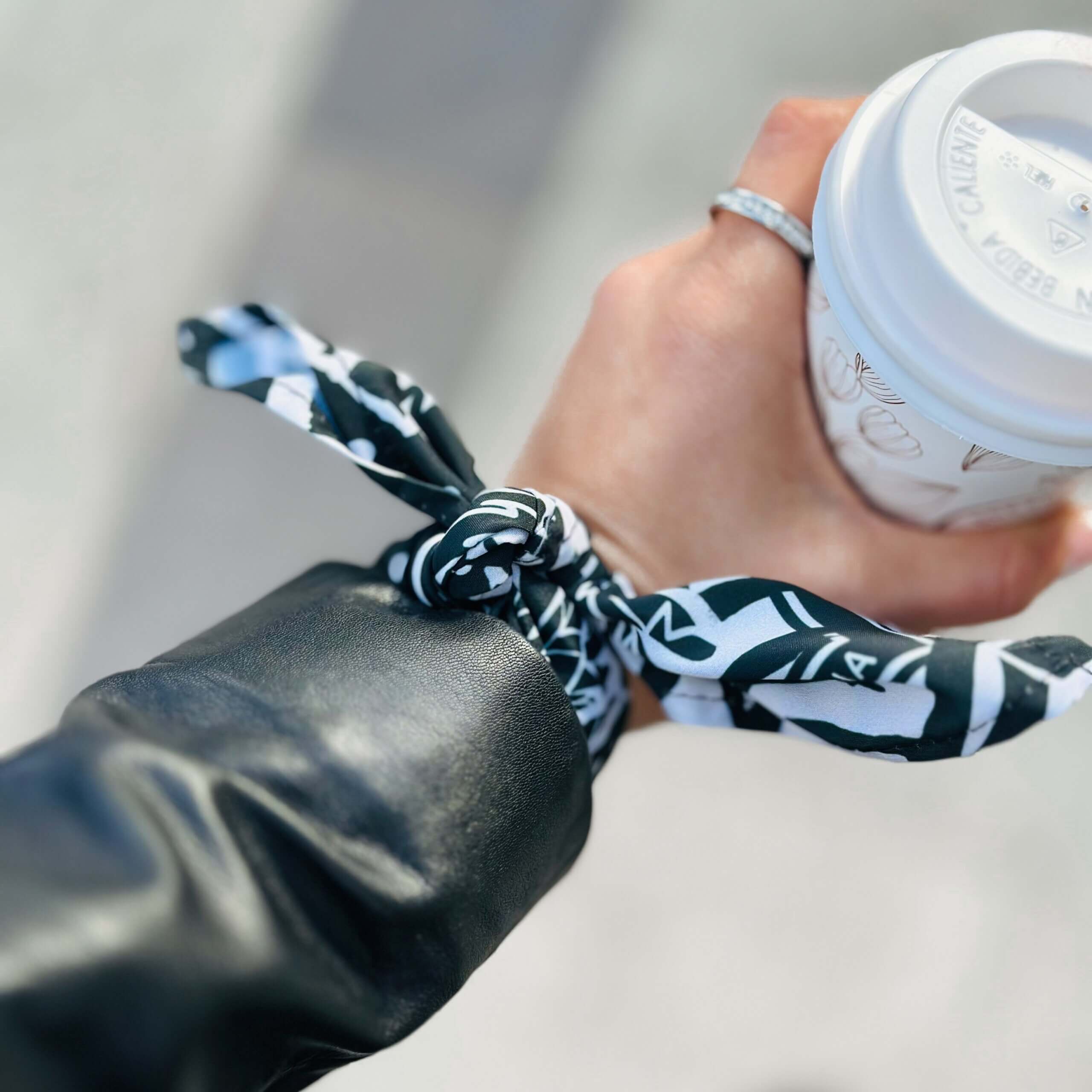 Alternative view of Pañuelo Gina