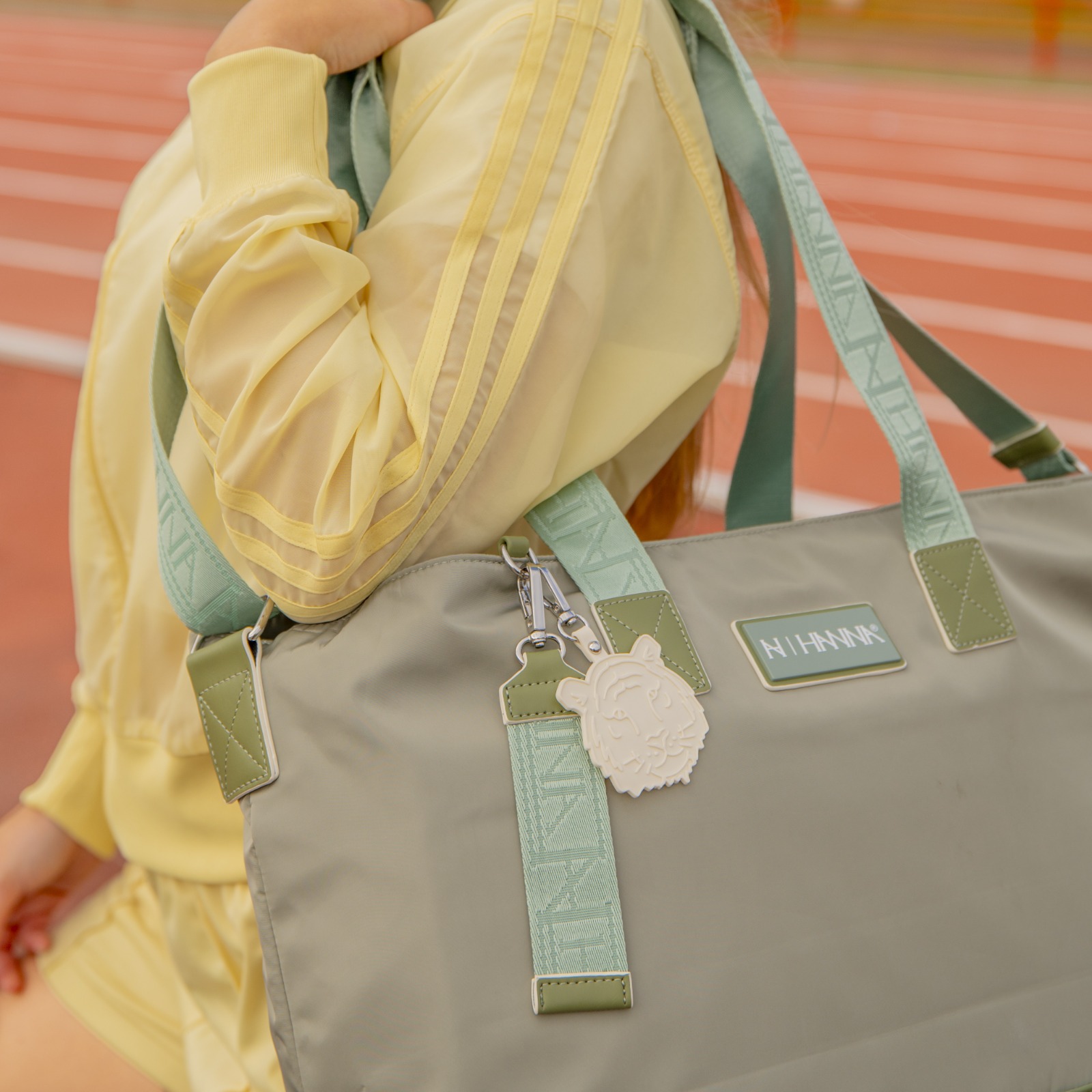 Alternative view of Bolso Lohan